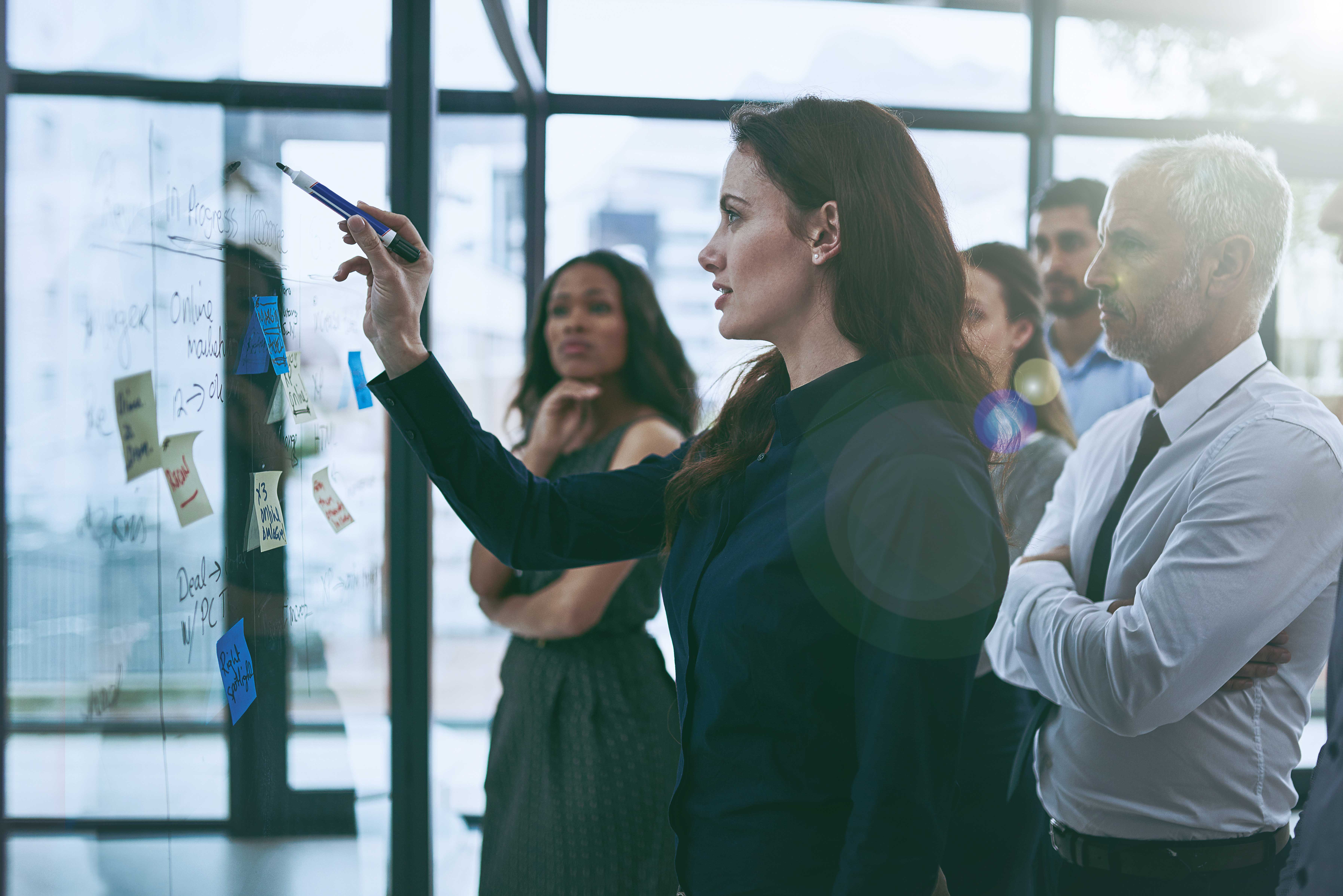 Automatización de las cuentas a pagar - Foto de un grupo de colegas que tienen una reunión en una oficina moderna