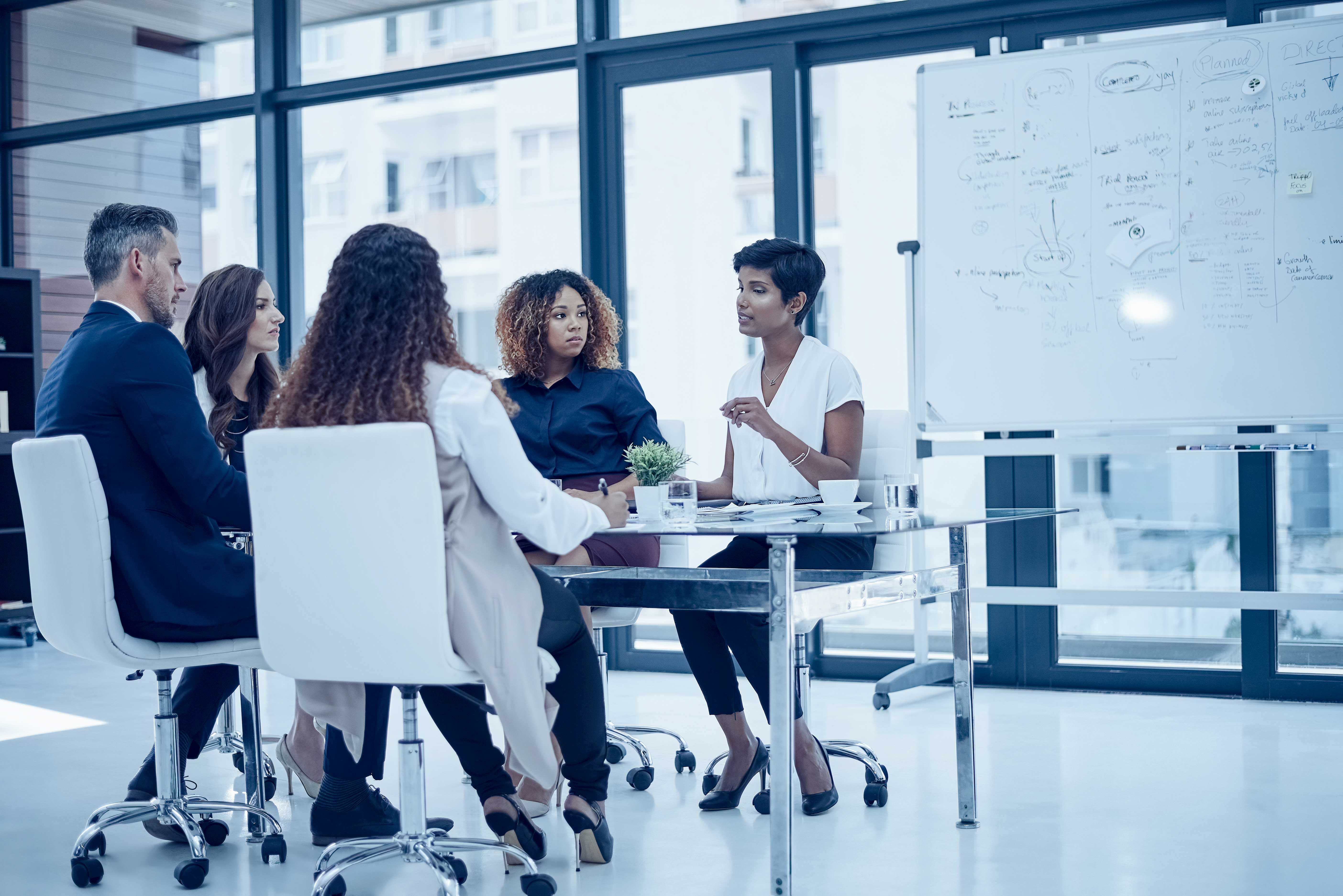 Automatización de las cuentas a pagar - Foto de un grupo de colegas que tienen una reunión en una oficina moderna